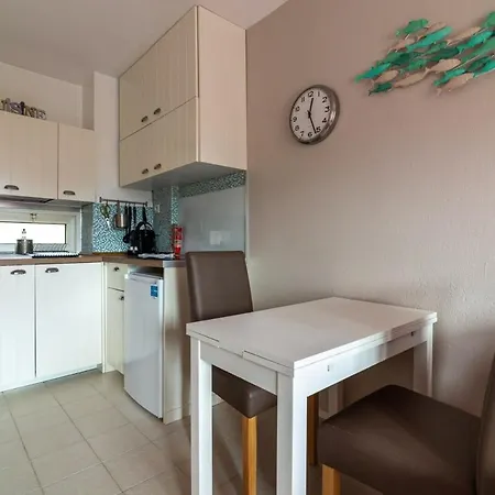 A042-beautiful Functional Bright Apt- شقة فالوريس